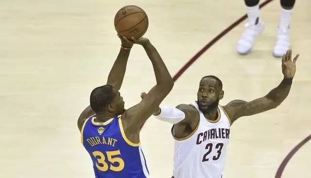  斯特拉斯堡反击犀利高效，三次快速突袭击溃里尔防线